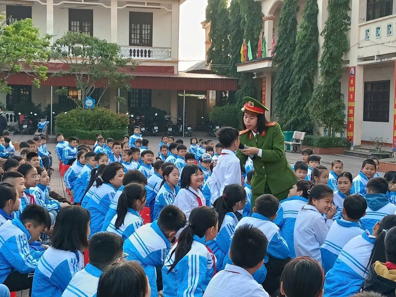 Công an xã Kiến Thụy tuyên truyền an toàn giao thông cho giáo viên và học sinh Trường Tiểu học Thụy Hương